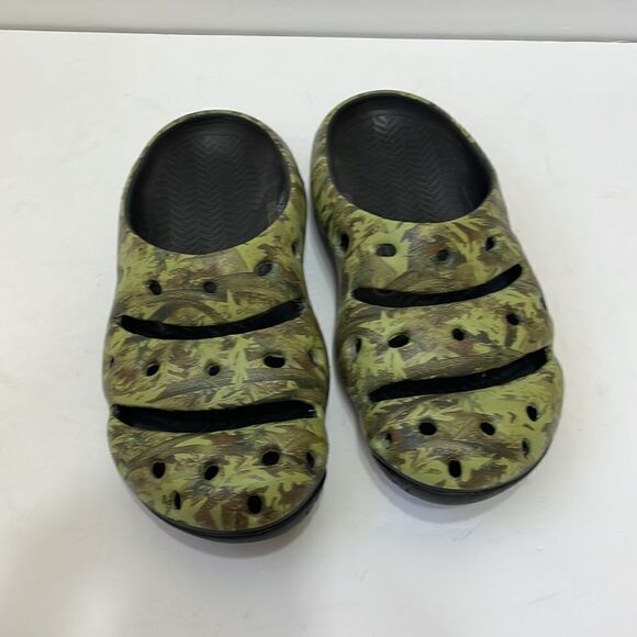 KEEN YOGUI ARTS SLIDES IN GREEN CAMO - Picture 2 of 7